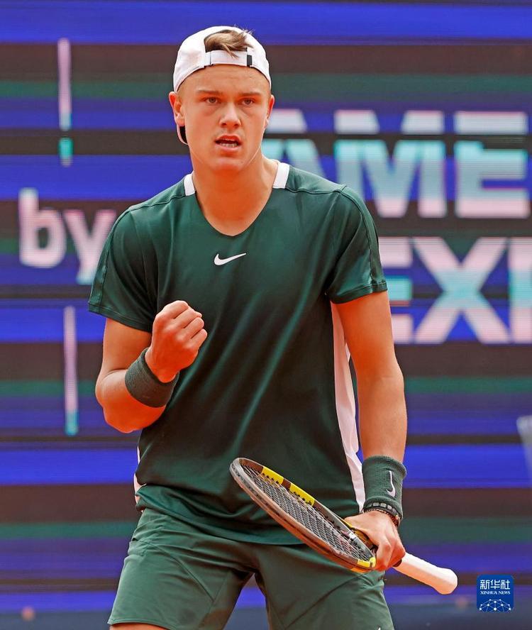 有一位外籍 有一位外籍